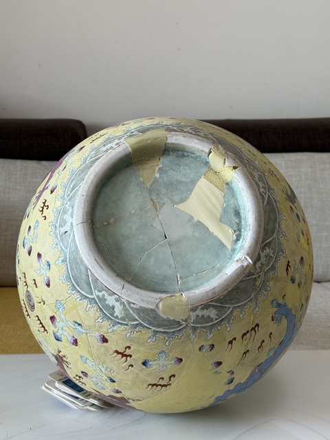 古玩陶瓷粉彩天球瓶真品鑒賞圖