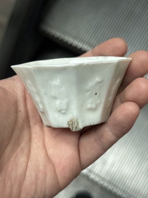 古玩陶瓷清晚期德化窯白釉模印人物紋杯真品鑒賞圖