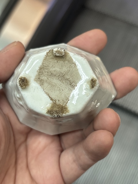 古玩陶瓷清晚期德化窯白釉模印人物紋杯真品鑒賞圖