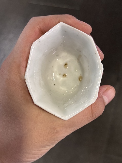 古玩陶瓷清晚期德化窯白釉模印人物紋杯真品鑒賞圖