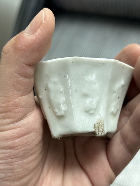 古玩陶瓷清晚期德化窯白釉模印人物紋杯真品鑒賞圖