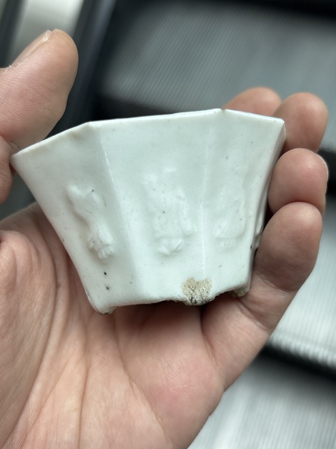 古玩陶瓷清晚期德化窯白釉模印人物紋杯真品鑒賞圖