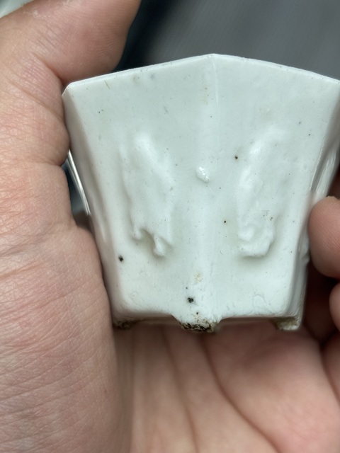 古玩陶瓷清晚期德化窯白釉模印人物紋杯真品鑒賞圖