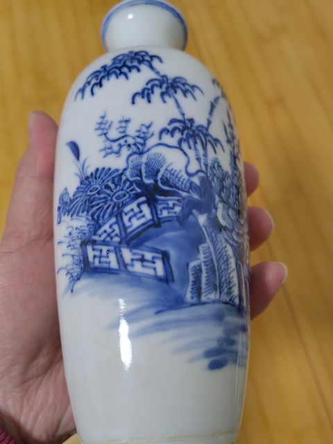 古玩陶瓷花卉紋青花瓶真品鑒賞圖
