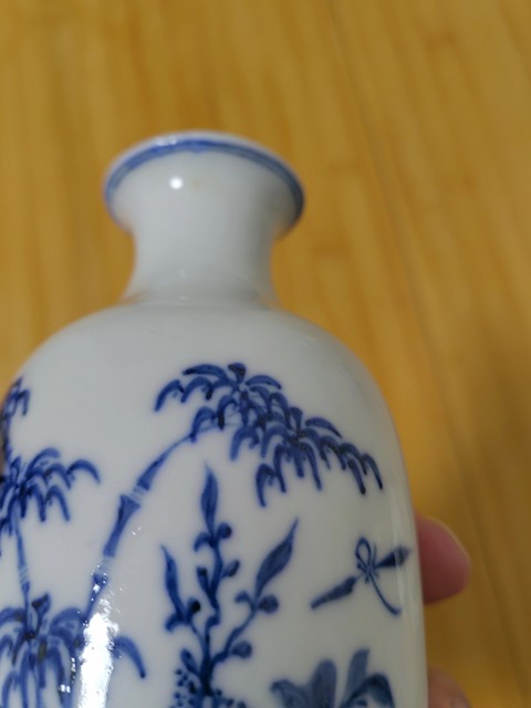 古玩陶瓷花卉紋青花瓶真品鑒賞圖
