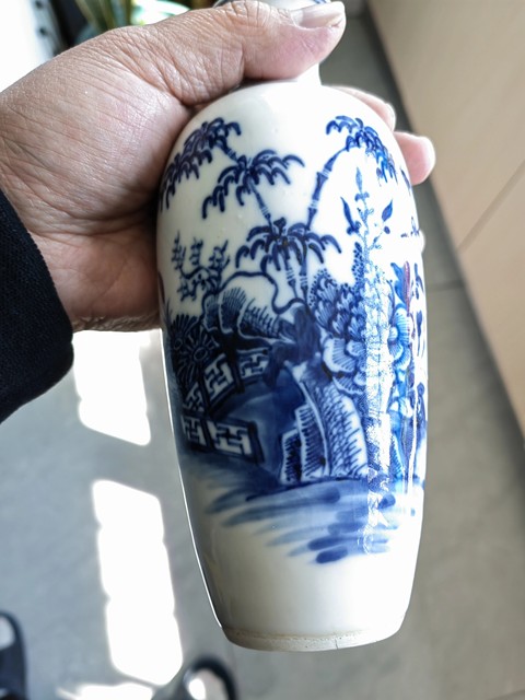 古玩陶瓷花卉紋青花瓶真品鑒賞圖
