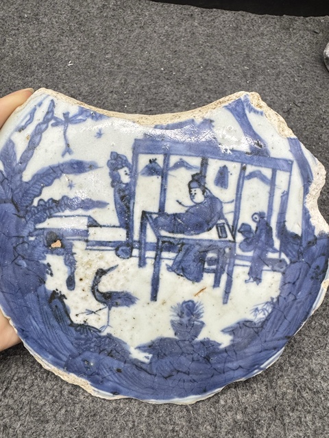 古玩陶瓷人物紋青花高足盤標(biāo)本真品鑒賞圖