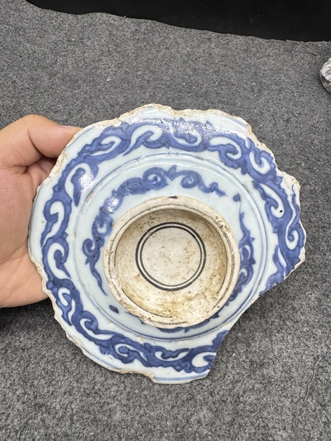 古玩陶瓷人物紋青花高足盤標(biāo)本真品鑒賞圖