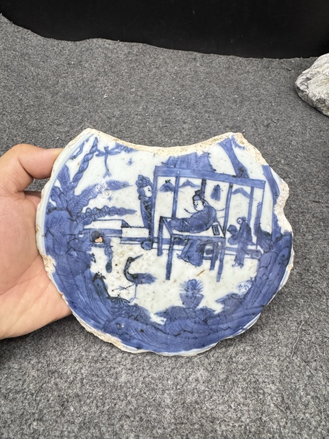 古玩陶瓷人物紋青花高足盤標(biāo)本真品鑒賞圖