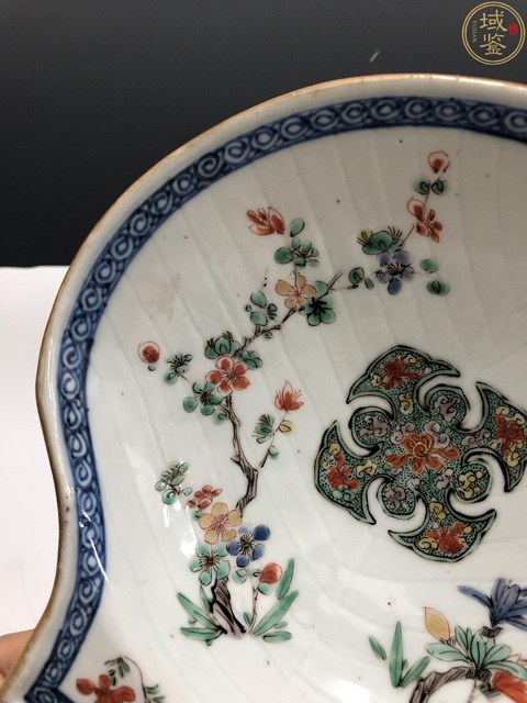古玩陶瓷康熙·五彩花卉紋貝殼形盤拍賣,當前價格4800元