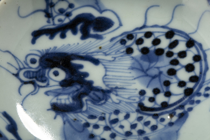 古玩陶瓷清中·青花過墻龍紋碟拍賣，當前價格108元