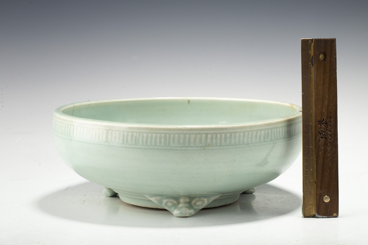 古玩陶瓷清·青釉弦紋獸足香爐真品鑒賞圖