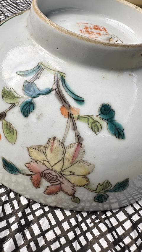 古玩陶瓷粉彩四季花卉紋碗真品鑒賞圖
