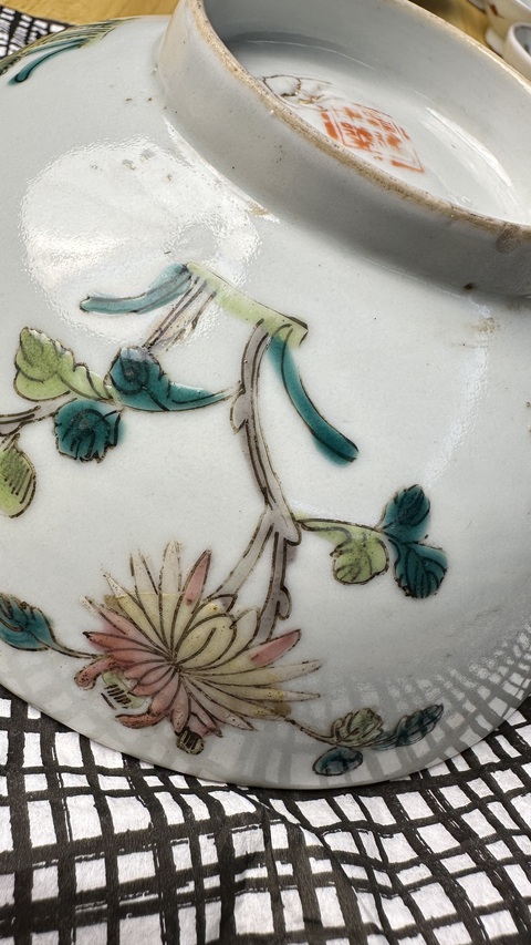 古玩陶瓷粉彩四季花卉紋碗真品鑒賞圖