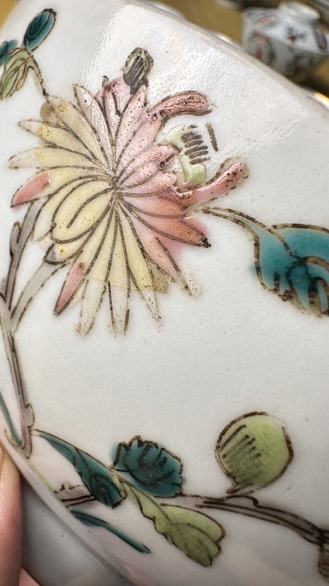 古玩陶瓷粉彩四季花卉紋碗真品鑒賞圖