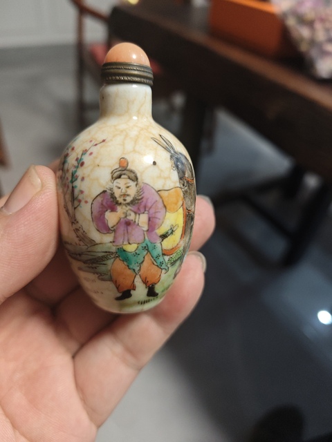 古玩陶瓷哥釉地彩繪鼻煙壺真品鑒賞圖