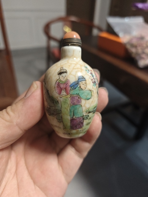 古玩陶瓷哥釉地彩繪鼻煙壺真品鑒賞圖