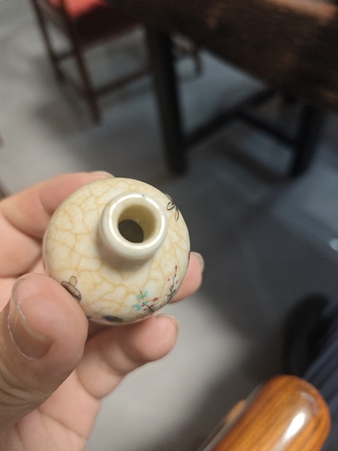 古玩陶瓷哥釉地彩繪鼻煙壺真品鑒賞圖