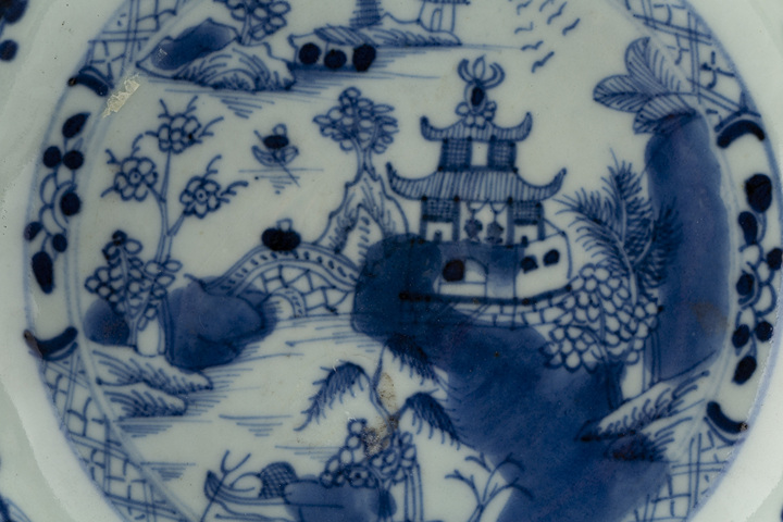 古玩陶瓷清中·青花山水樓閣紋盤真品鑒賞圖