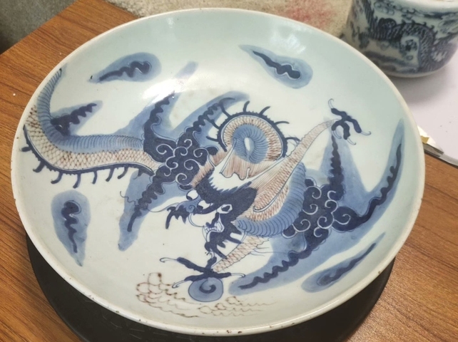 古玩陶瓷青花釉里紅過墻龍紋臥盤真品鑒賞圖