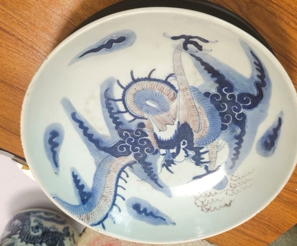 古玩陶瓷青花釉里紅過墻龍紋臥盤真品鑒賞圖