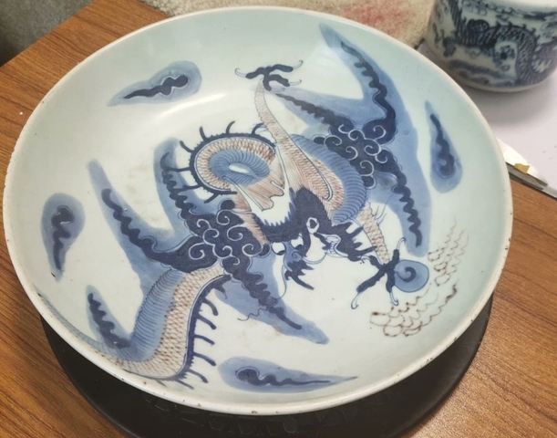 古玩陶瓷青花釉里紅過墻龍紋臥盤真品鑒賞圖