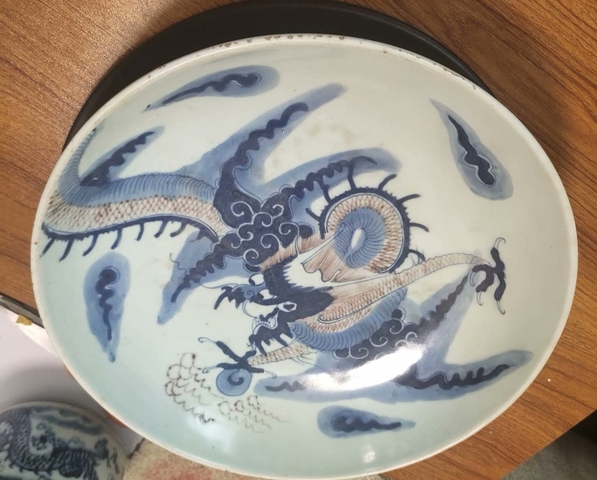 古玩陶瓷青花釉里紅過墻龍紋臥盤真品鑒賞圖
