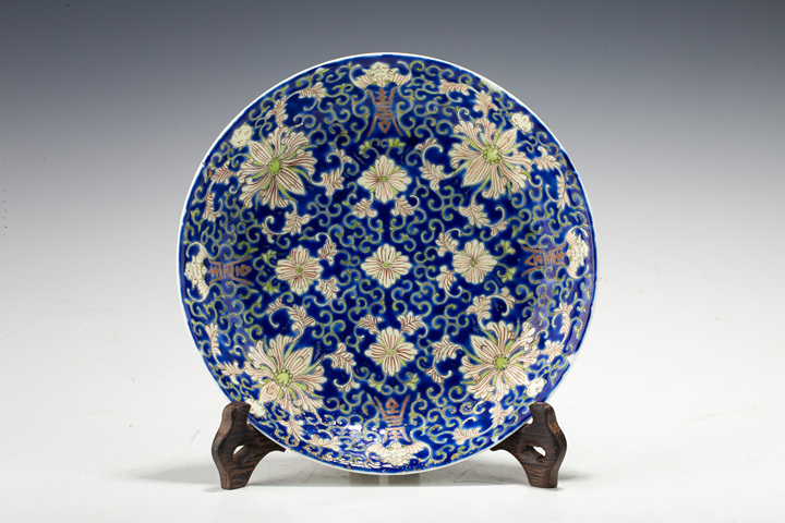 古玩陶瓷清晚·藍(lán)地粉彩纏枝寶相花福壽紋盤真品鑒賞圖