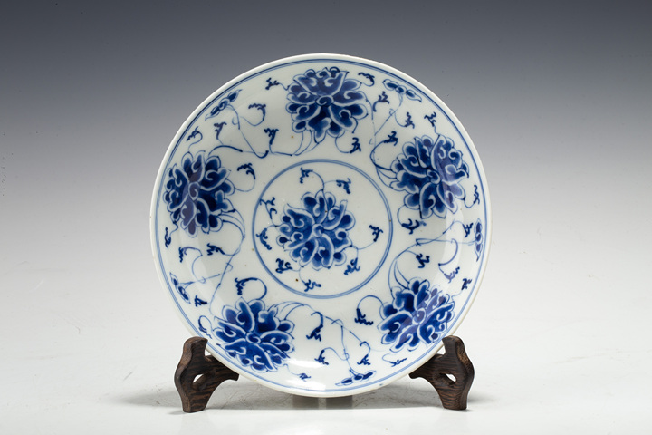 古玩陶瓷清晚·青花纏枝蓮紋盤真品鑒賞圖