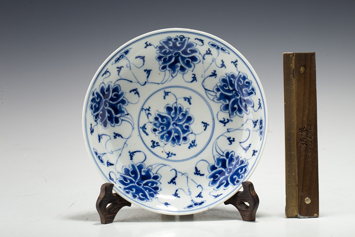 古玩陶瓷清晚·青花纏枝蓮紋盤真品鑒賞圖