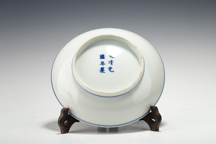 古玩陶瓷清晚·青花纏枝蓮紋盤真品鑒賞圖