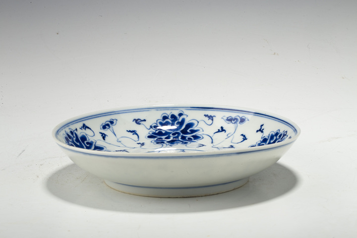 古玩陶瓷清晚·青花纏枝蓮紋盤真品鑒賞圖