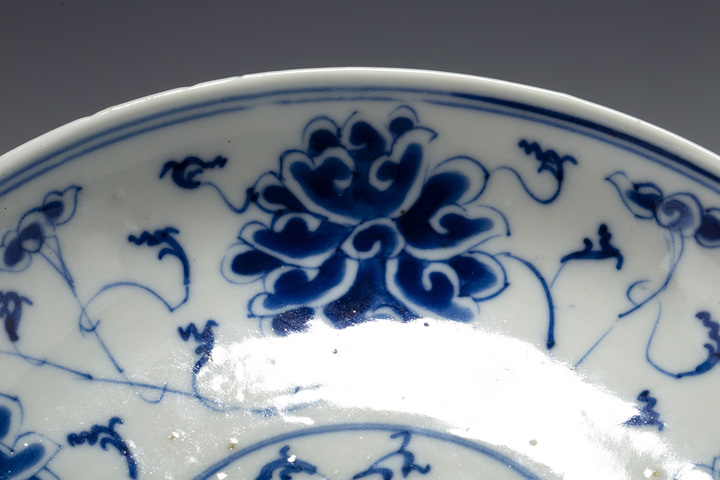 古玩陶瓷清晚·青花纏枝蓮紋盤真品鑒賞圖