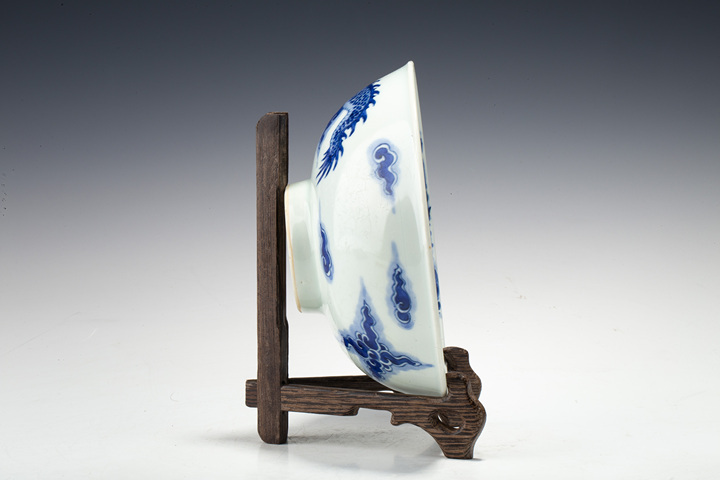 古玩陶瓷清雍正·青花過墻龍紋碗真品鑒賞圖