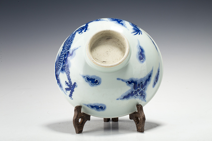 古玩陶瓷清雍正·青花過墻龍紋碗真品鑒賞圖