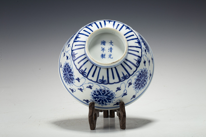 古玩陶瓷清光緒·青花纏枝蓮紋碗(官)拍賣,當前價格34992元
