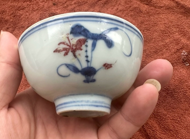 古玩陶瓷青花釉里紅花卉紋杯真品鑒賞圖