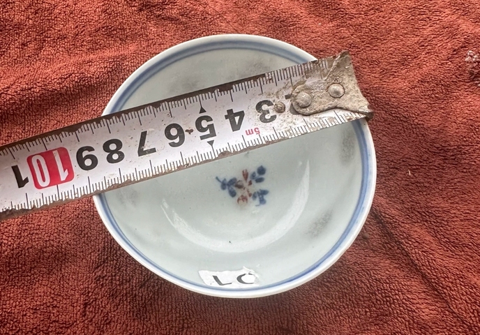 古玩陶瓷青花釉里紅花卉紋杯真品鑒賞圖