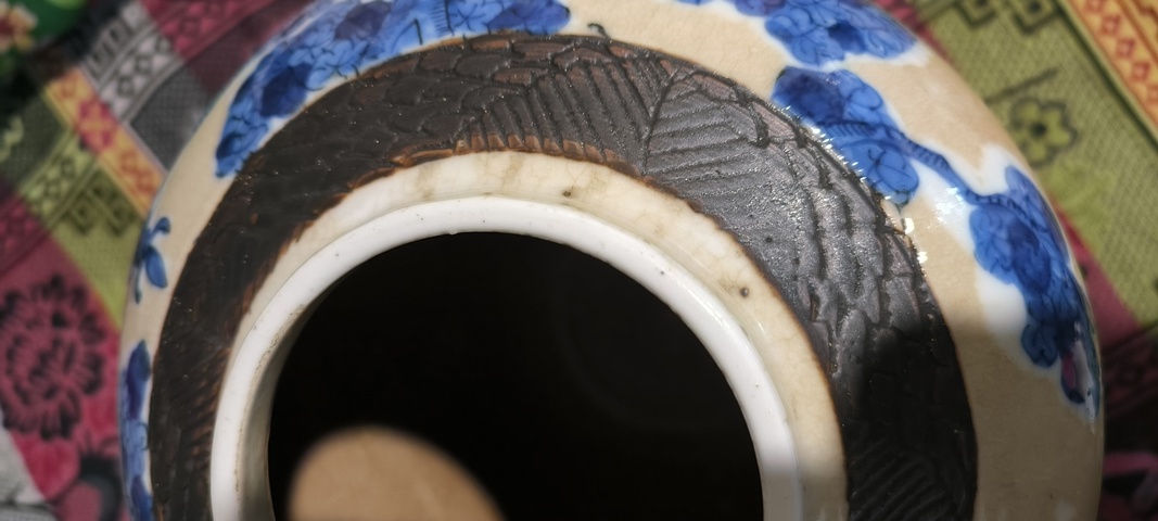 古玩陶瓷哥釉地鐵銹釉青花人物罐真品鑒賞圖