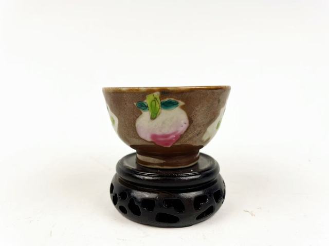 古玩陶瓷清雍正·粉彩粉彩桃紋紫金釉杯拍賣，當前價格198元