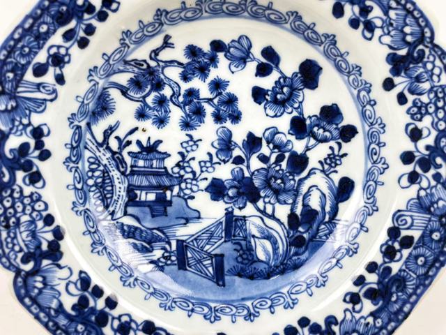 古玩陶瓷清早期·青花山水樓閣紋折沿八方盤拍賣，當前價格0元