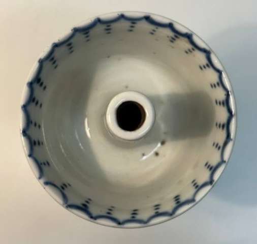 古玩陶瓷青花趕珠龍紋燭臺真品鑒賞圖
