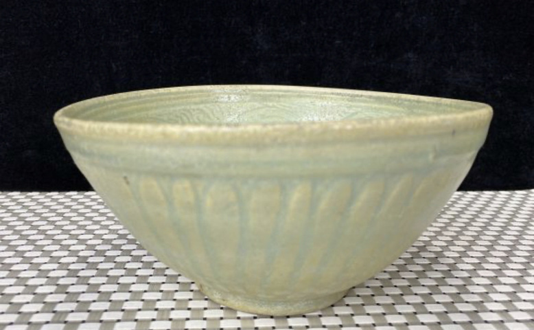古玩陶瓷青釉刻花碗真品鑒賞圖