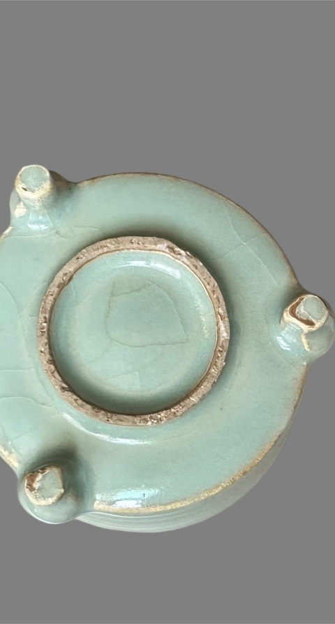 古玩陶瓷圖片看南宋龍泉窯三足爐真品鑒賞圖