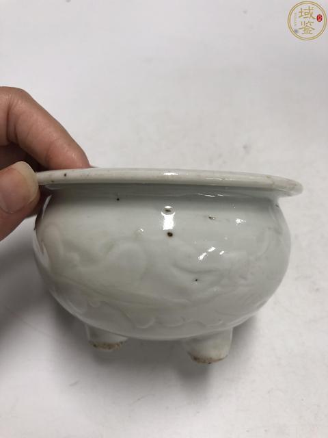 古玩陶瓷清中期·白釉刻花卉紋香爐拍賣，當前價格2900元
