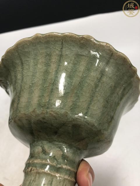 古玩陶瓷元末明初·青釉刻花紋花口高足杯拍賣,當前價格5600元