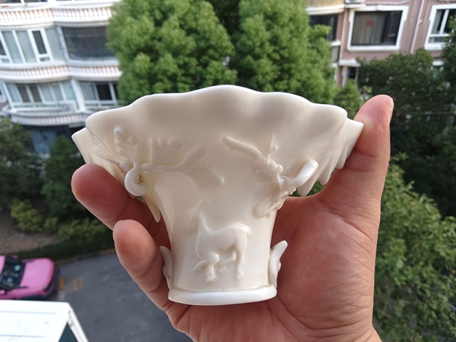 古玩陶瓷明代時期德化窯白釉龍虎杯真品鑒賞圖