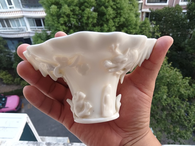 古玩陶瓷明代時期德化窯白釉龍虎杯真品鑒賞圖