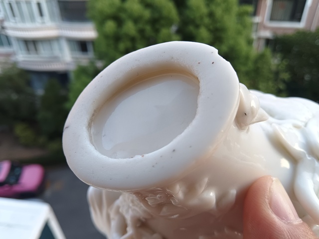 古玩陶瓷明代時期德化窯白釉龍虎杯真品鑒賞圖