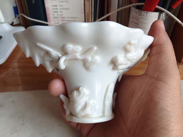 古玩陶瓷明代時期德化窯白釉龍虎杯真品鑒賞圖